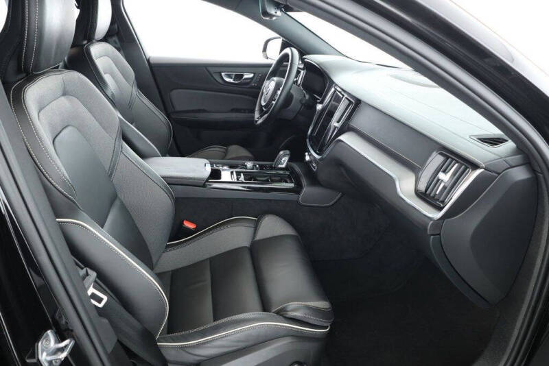 2022 Volvo S60 Recharge T8 R-Design Black Edition