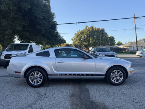 2005 Ford Mustang V6 Deluxe