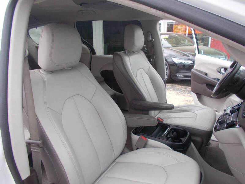 2017 Chrysler Pacifica Touring-L