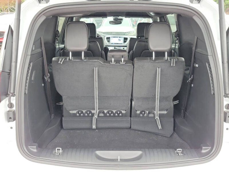 2027 Chrysler Pacifica Select