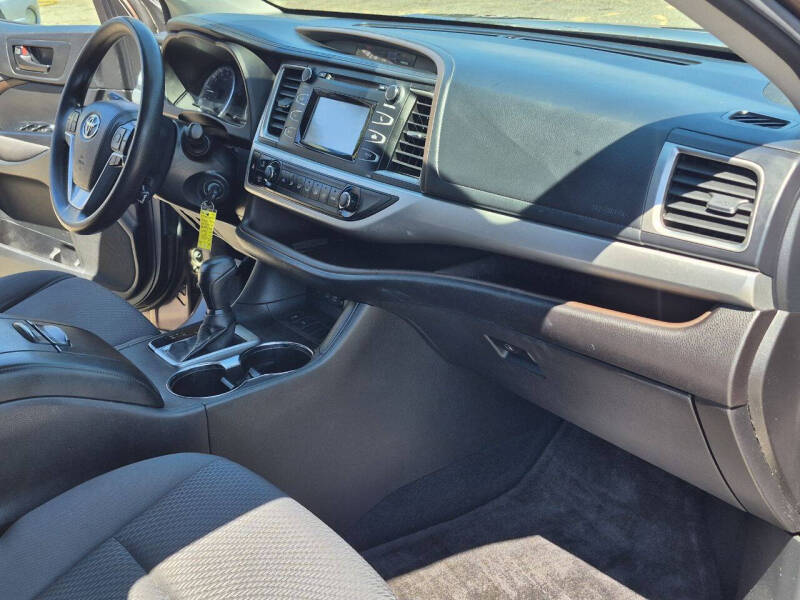 2017 Toyota Highlander LE