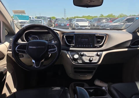 2017 Chrysler Pacifica Touring-L