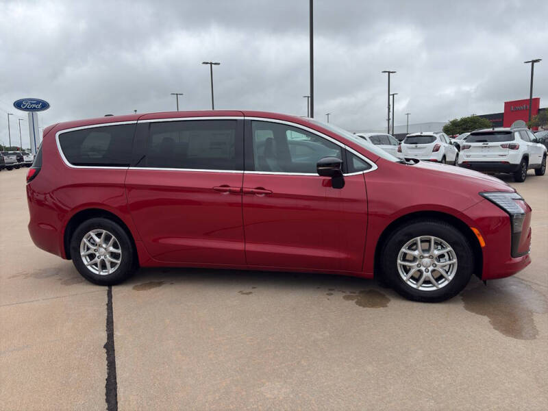 2027 Chrysler Pacifica Select