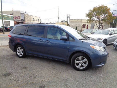 2014 Toyota Sienna LE 8-Passenger