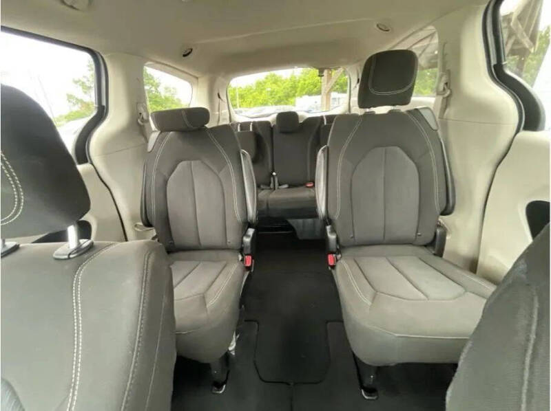 2022 Chrysler Voyager LX