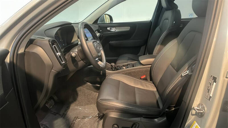 2025 Volvo XC40 B5 Core Bright Theme