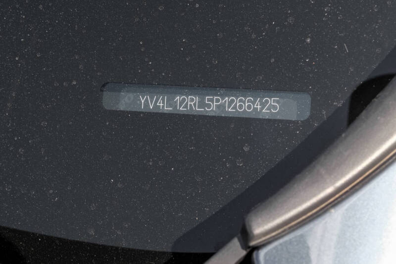 2023 Volvo XC60 B5 Plus Dark Theme