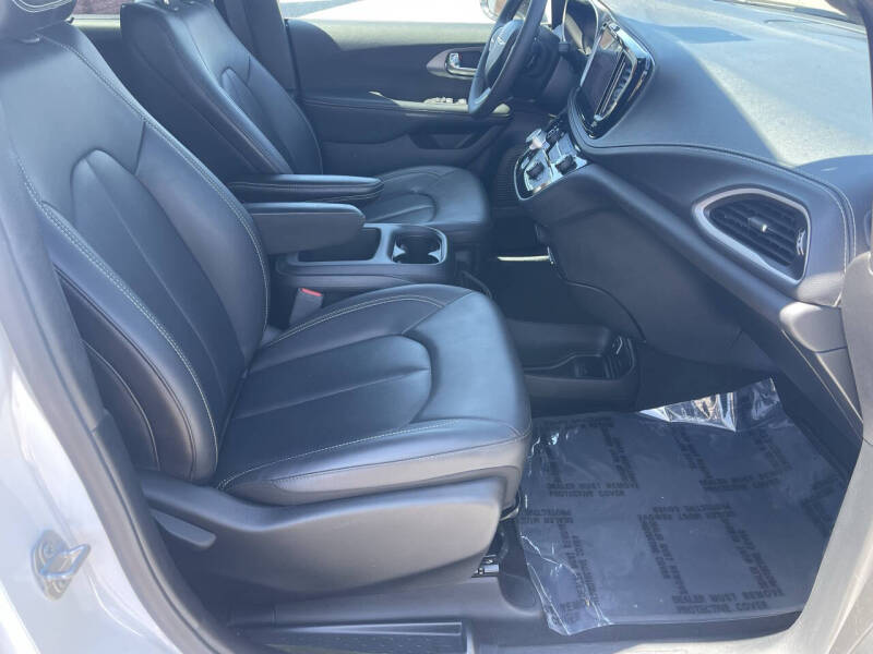 2025 Chrysler Pacifica Select