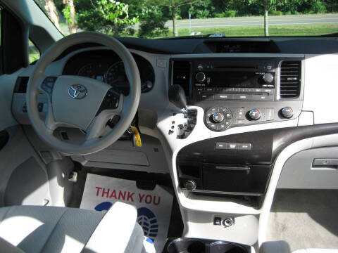2011 Toyota Sienna LE 7-Passenger Auto Access Seat