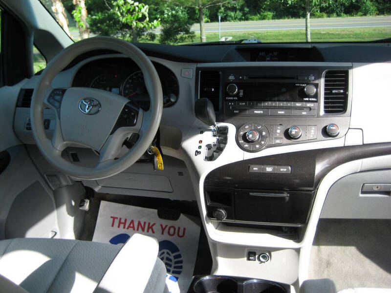 2011 Toyota Sienna LE 7-Passenger Auto Access Seat