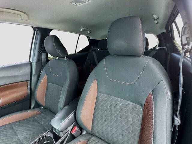 2022 Nissan Kicks SR