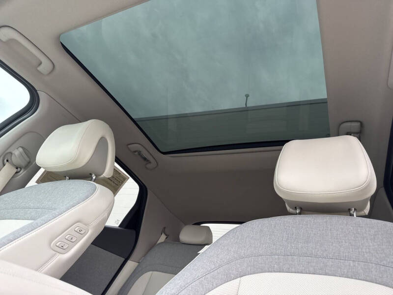 2024 Genesis GV60 Standard