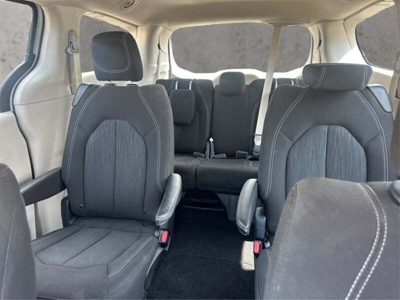 2022 Chrysler Voyager LX
