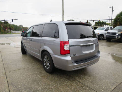 2016 Chrysler Town and Country S