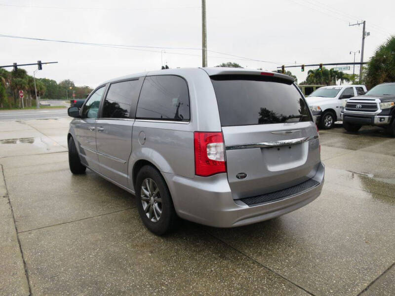 2016 Chrysler Town and Country S