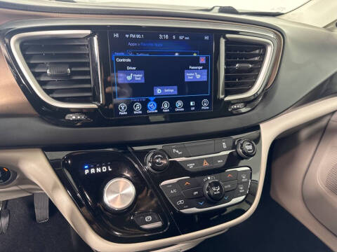 2017 Chrysler Pacifica Touring-L