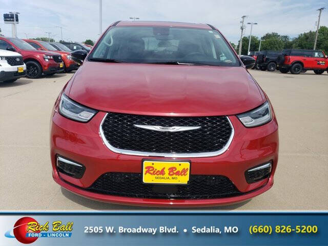 Used 2024 Chrysler Pacifica Touring L with VIN 2C4RC1BG2RR193060 for sale in Kansas City