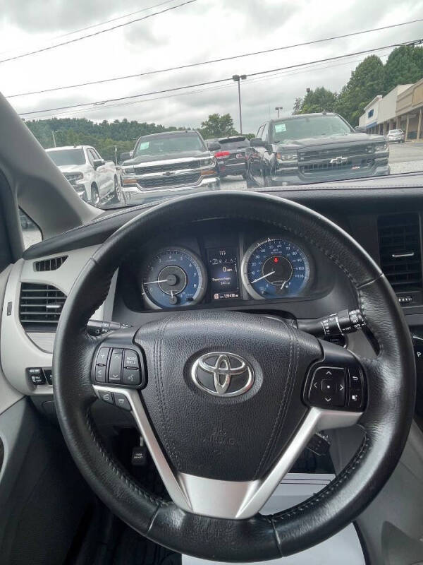 2017 Toyota Sienna XLE 7-Passenger Auto Access Seat