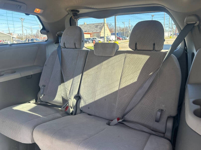 2017 Toyota Sienna LE 8-Passenger