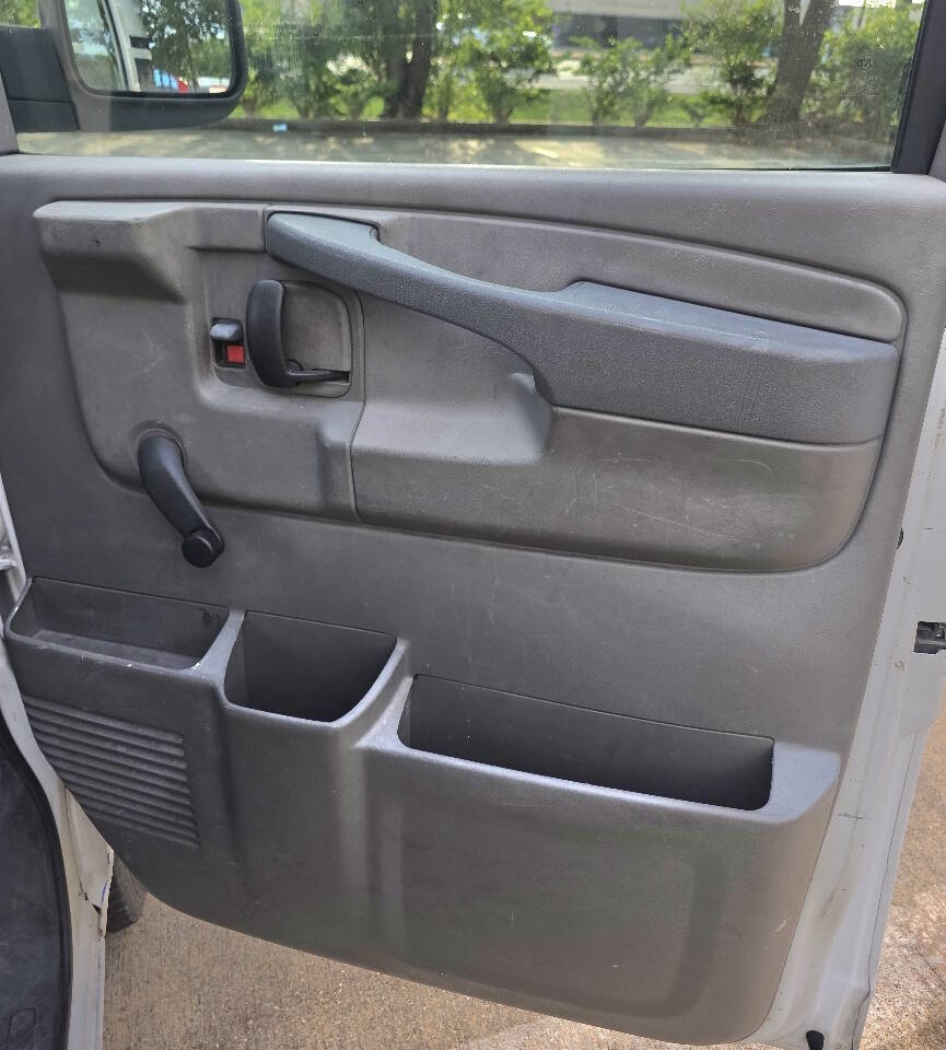 2006 Chevrolet Express 2500 3dr Van - White exterior view 20