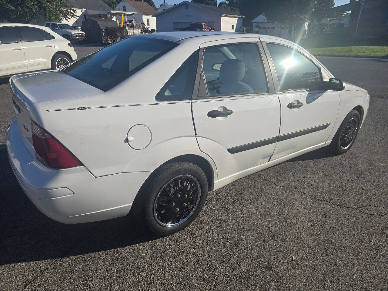 2005 Ford Focus for sale at QUEENSGATE AUTO SALES in York, PA