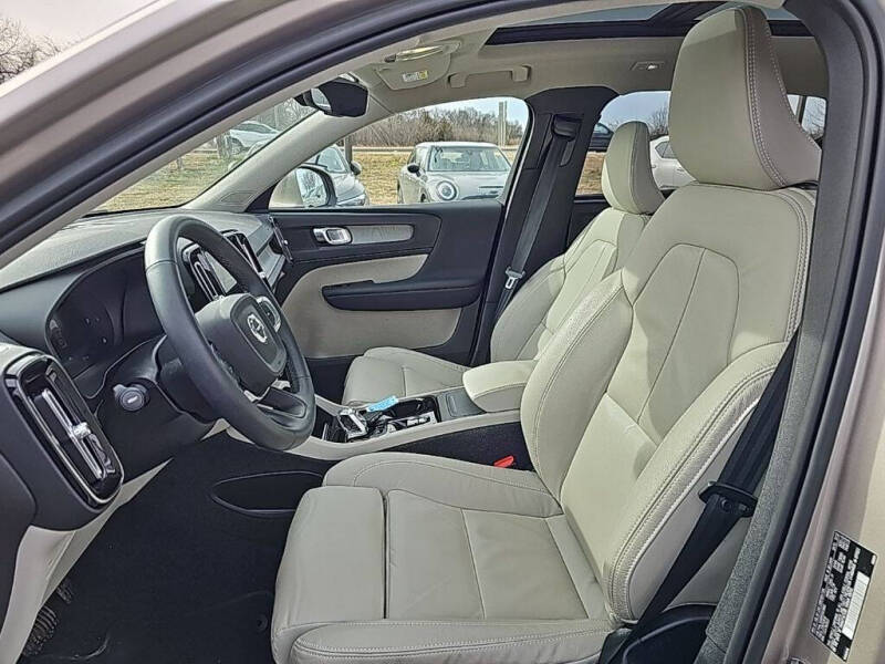 2023 Volvo XC40 B5 Plus Bright Theme