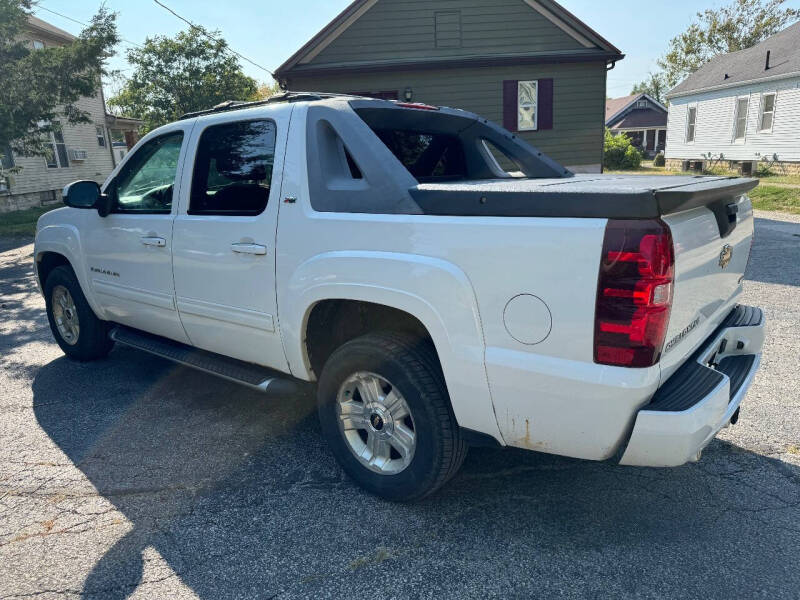 2011 Chevrolet Avalanche LT photo 18