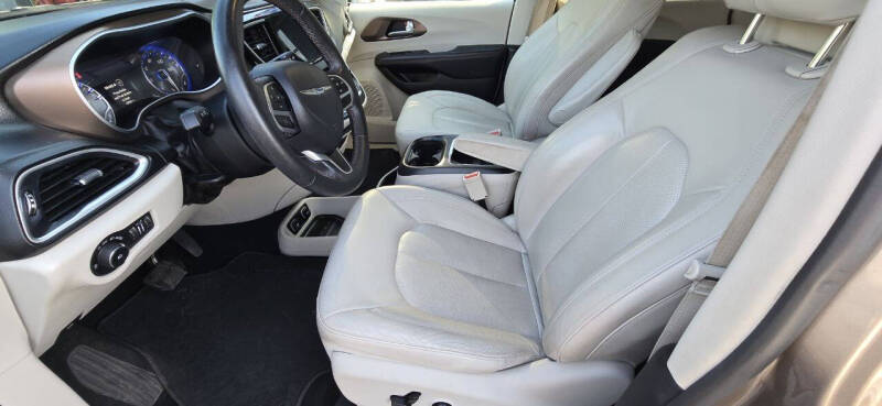 2017 Chrysler Pacifica Touring-L Plus