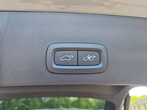 2023 Volvo XC40 B5 Plus Dark Theme