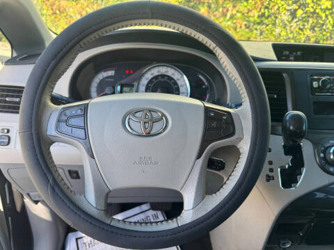 2013 Toyota Sienna SE 8-Passenger