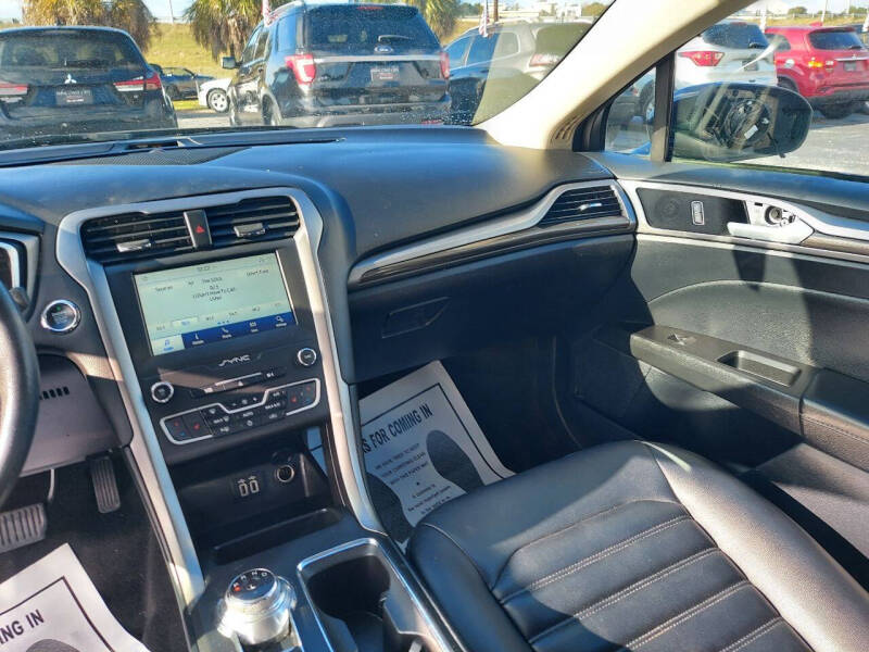 2020 Ford Fusion SEL photo 12