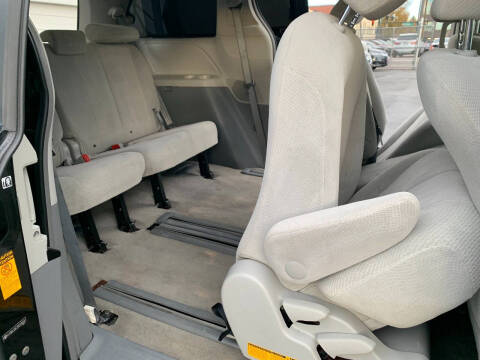 2013 Toyota Sienna LE 8-Passenger