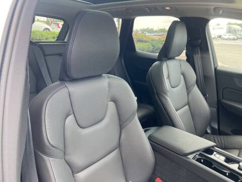 2025 Volvo XC60 T8 Plus Dark Theme