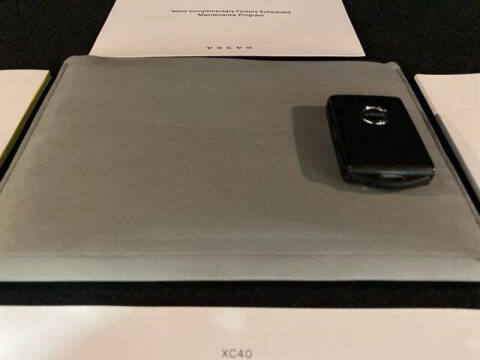 2025 Volvo XC40 B5 Core Bright Theme