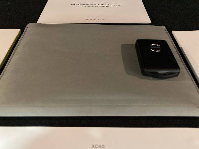 2025 Volvo XC40 B5 Core Bright Theme