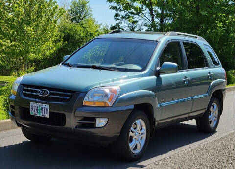 2005 Kia Sportage for sale at CLEAR CHOICE AUTOMOTIVE in Milwaukie OR