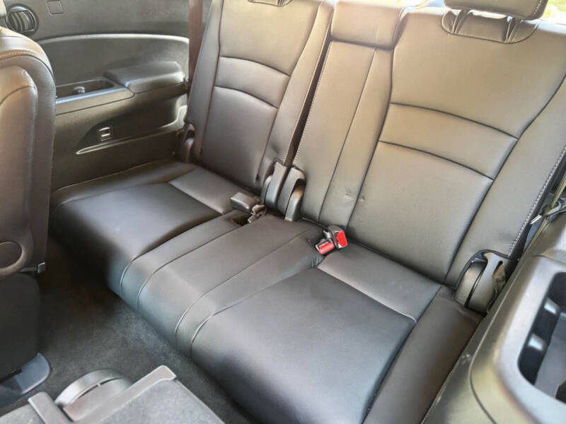 2022 Honda Pilot Touring w/Rear Captain's Chairs