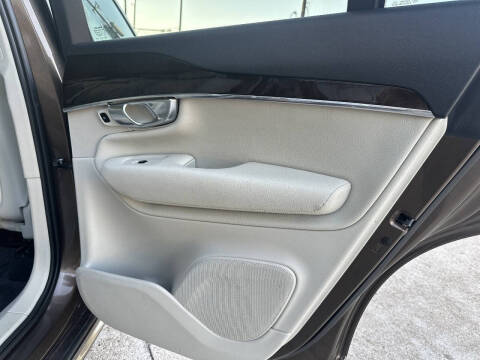 2017 Volvo XC90 T6 Momentum