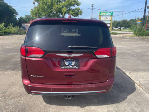 2017 Chrysler Pacifica Touring-L Plus