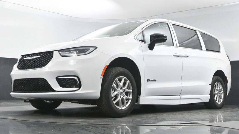 2025 Chrysler Pacifica Select