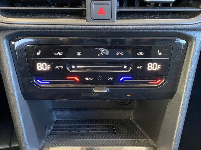 2025 Volkswagen Taos SE Black 4Motion