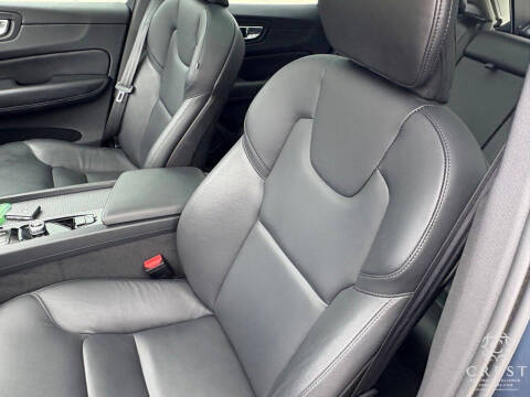 2025 Volvo XC60 B5 Core Dark Theme