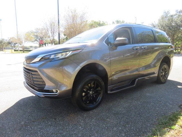 2021 Toyota Sienna XLE 8-Passenger