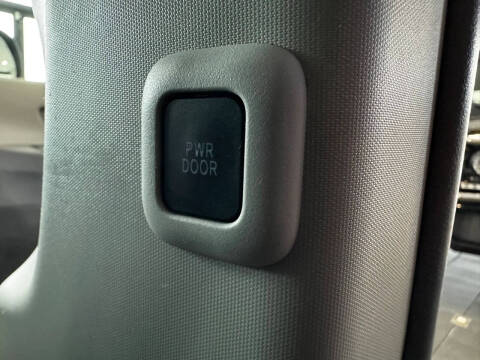2013 Toyota Sienna SE 8-Passenger