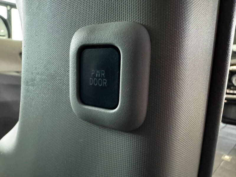 2013 Toyota Sienna SE 8-Passenger