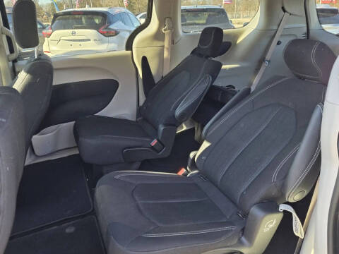 2022 Chrysler Voyager LX