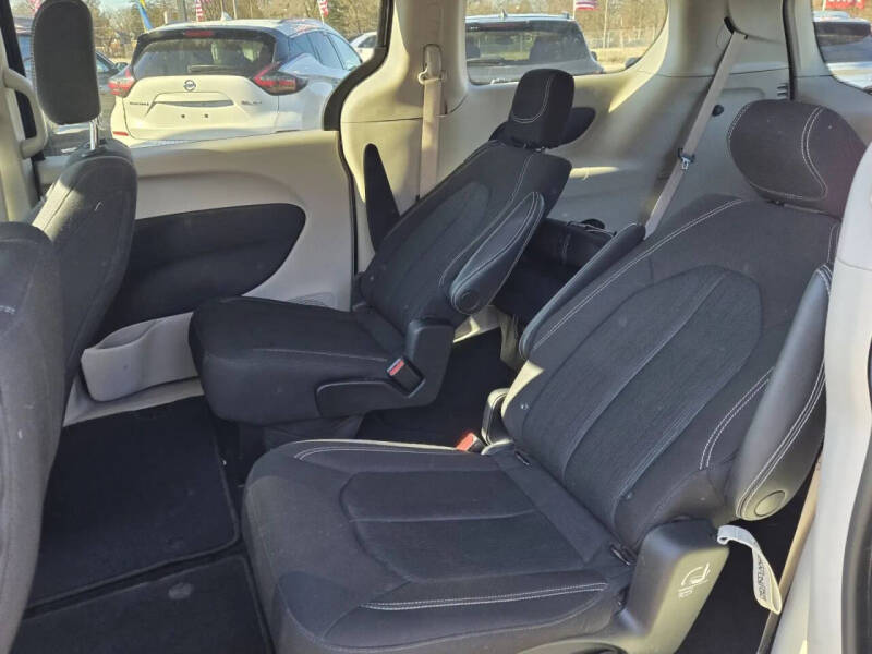 2022 Chrysler Voyager LX