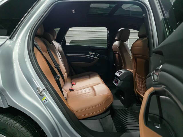 2022 Audi e-tron quattro Premium Plus