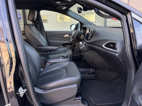 2025 Chrysler Pacifica Select