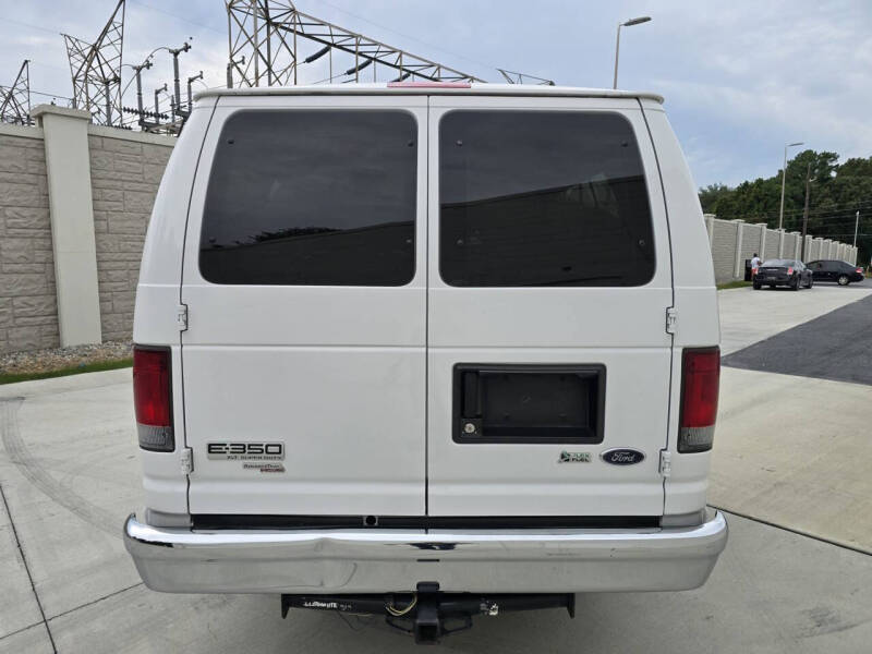 2013 Ford E-Series Econoline Wagon XLT photo 8